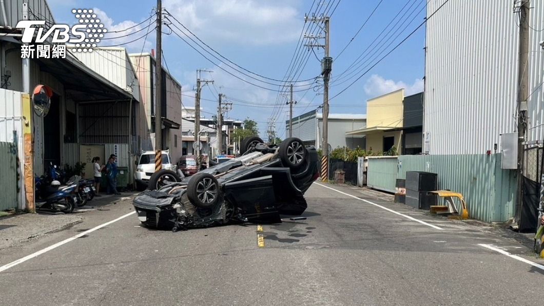 女開車自撞ＰＯ畫面公審「機車惡意逼車」　遭酸睜眼說瞎話