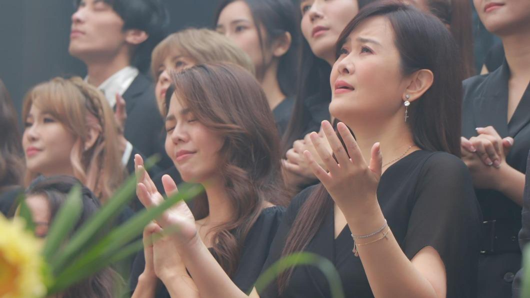 陳維齡(右)寫新歌〈我在這裡〉。(圖/藝起發光提供)