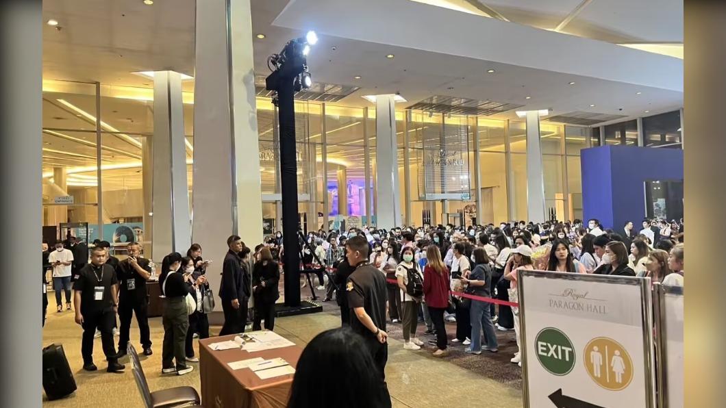 事發後警方封鎖百貨公司。(圖/翻攝自 微博)