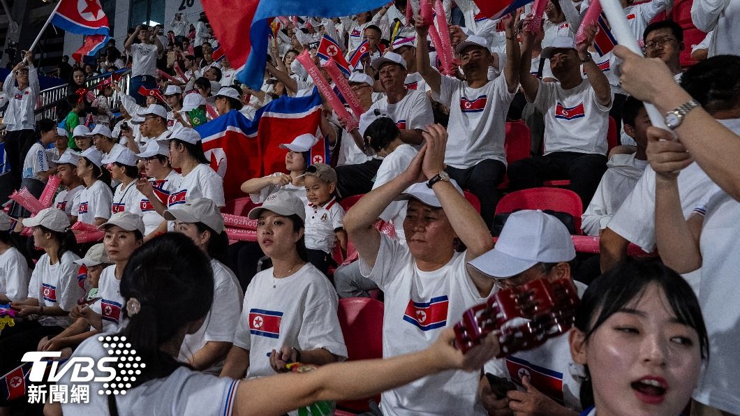 杭州亞運現場賣力替母國球隊加油的北韓啦啦隊。(圖/達志影像美聯社)