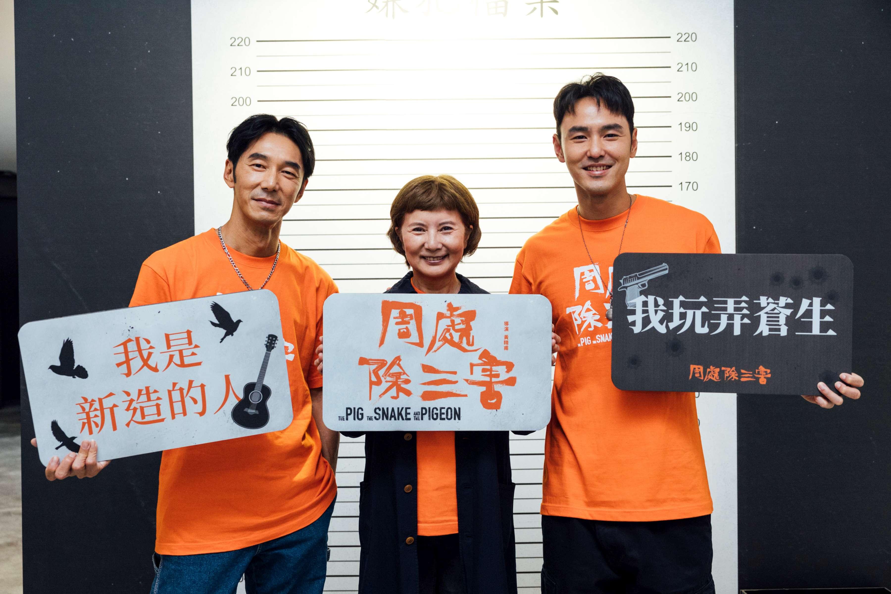 《周處除三害》監製李烈攜主演阮經天、李李仁來到現場搶先體驗,恰巧碰上金馬公布入圍名單,甫入圍影帝的阮經天看起來心情極佳,與李烈、李李仁在展區內體驗場景拍照牆、綠幕互動拍照區和電影故事牆。。(圖/高雄電影節提供)
