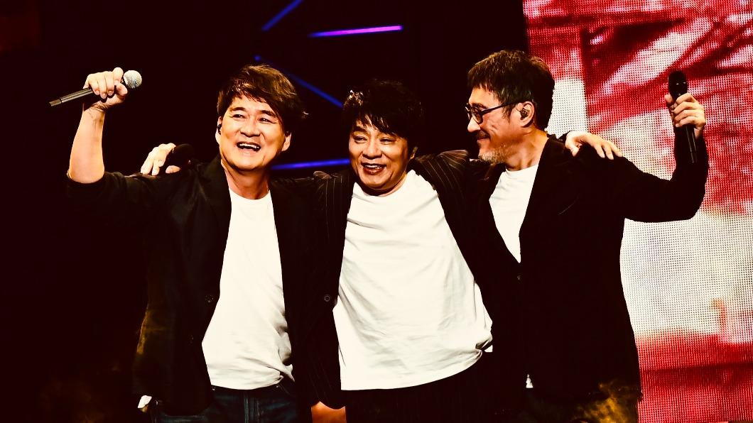 周華健(左起)以及飛鳥涼驚喜登台,力挺李宗盛演唱會。(圖/相信音樂提供)