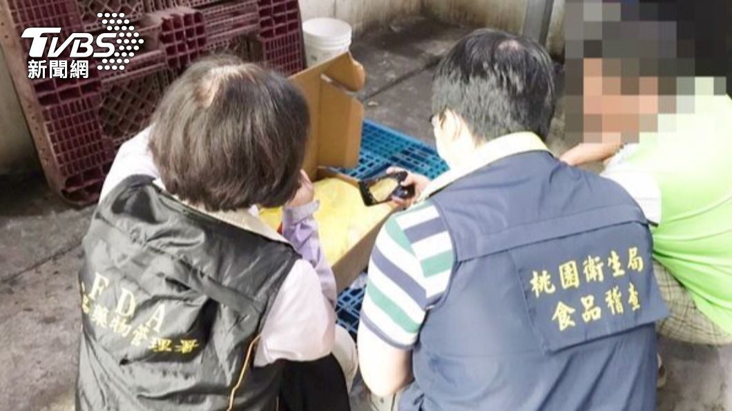 桃園市政府衛生局人員會同衛福部食藥署人員稽查桃市新興冷等食品、瑞騰國際公司進口肉品。(圖/TVBS)