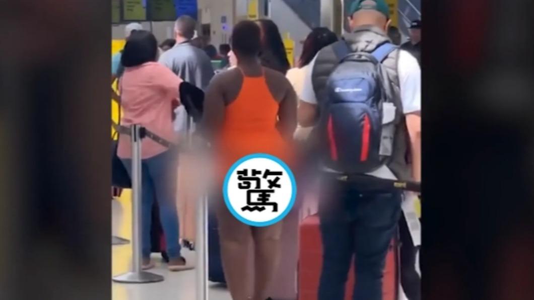 下半身失蹤!機場女大露「蜜臀一線天」 乘客嚇壞狂問候媽媽