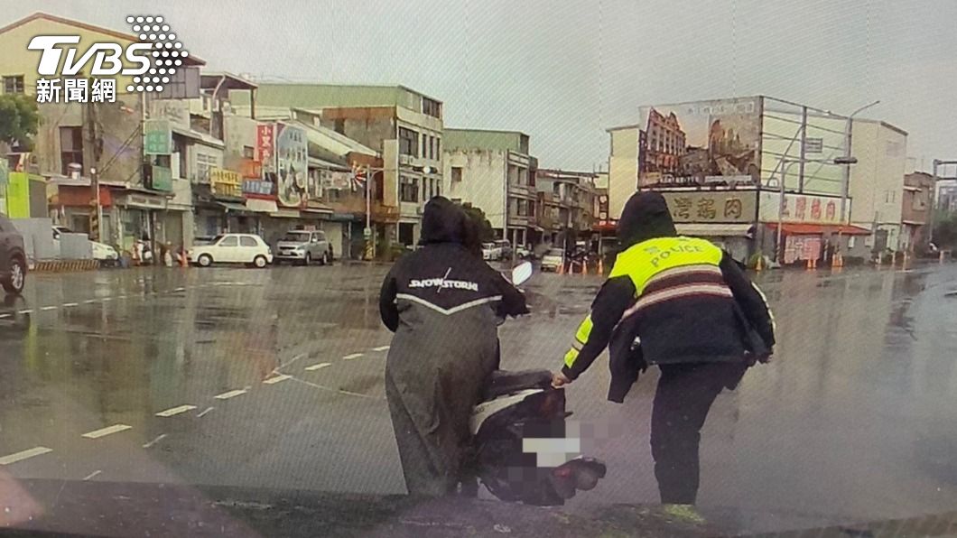 小犬狂風雨彈砸苗栗!機車騎到爆胎 暖警陪女騎士推車