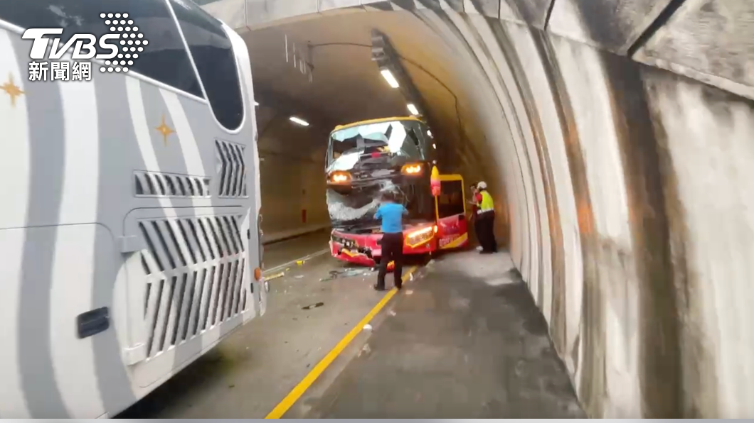 兩輛遊覽車在蘇花改發生追撞車禍。(圖/TVBS)