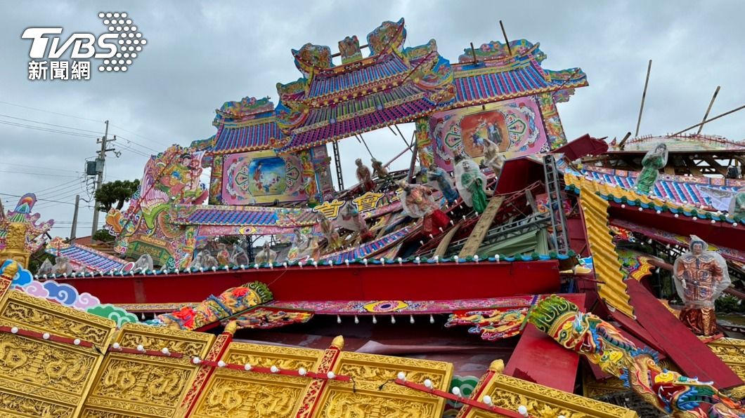 小犬颱風夠兇!台南七股龍山宮「4樓高」主會首壇被吹垮