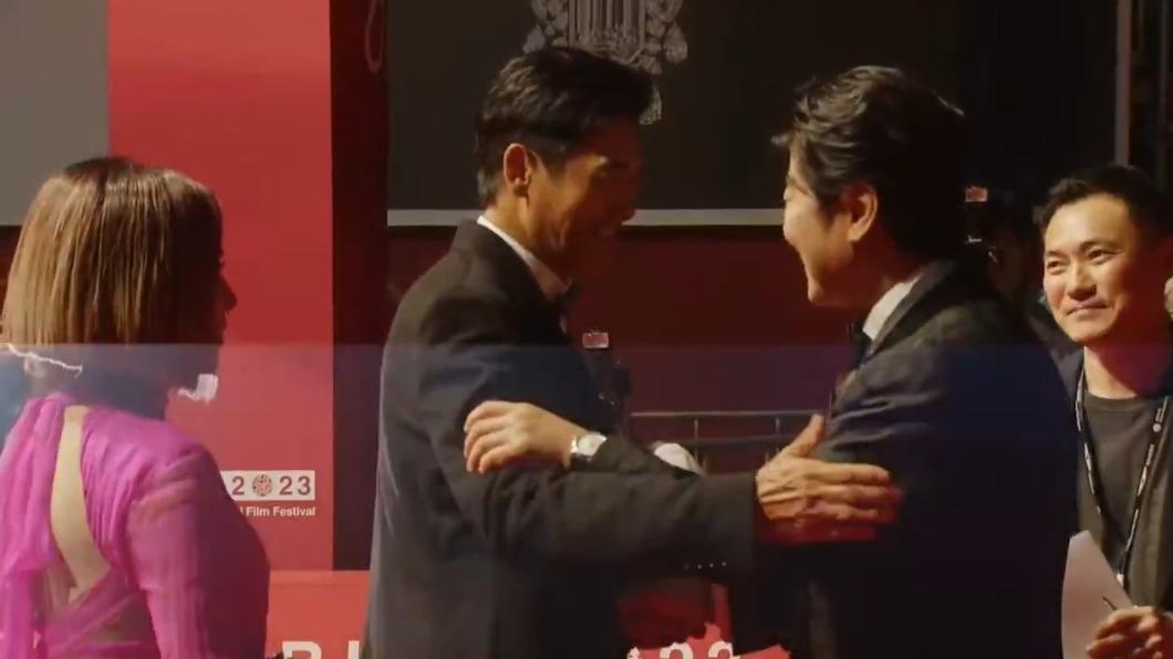 周潤發、宋康昊雙影帝難得同框。（圖／翻攝自NAVER Live）