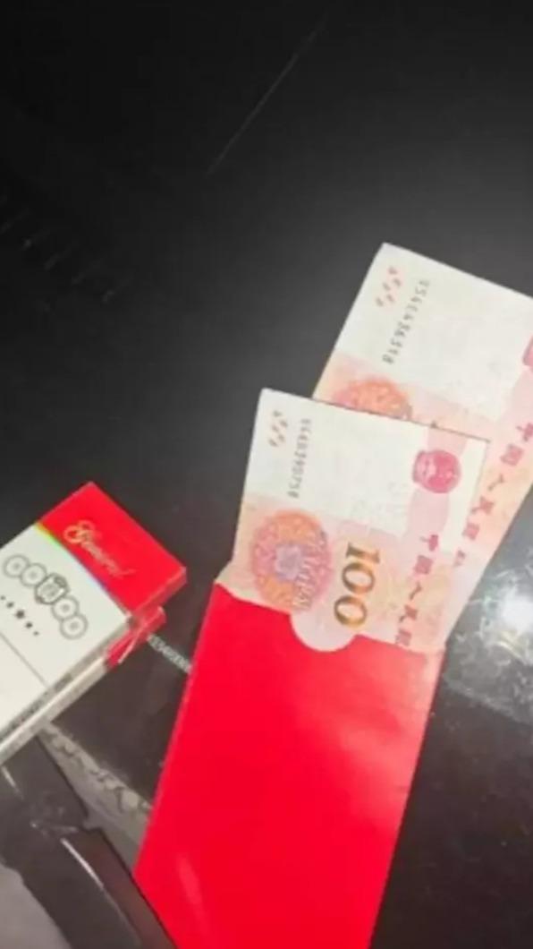 對方留下900元紅包和2盒香菸。(圖/翻攝自小紅書)