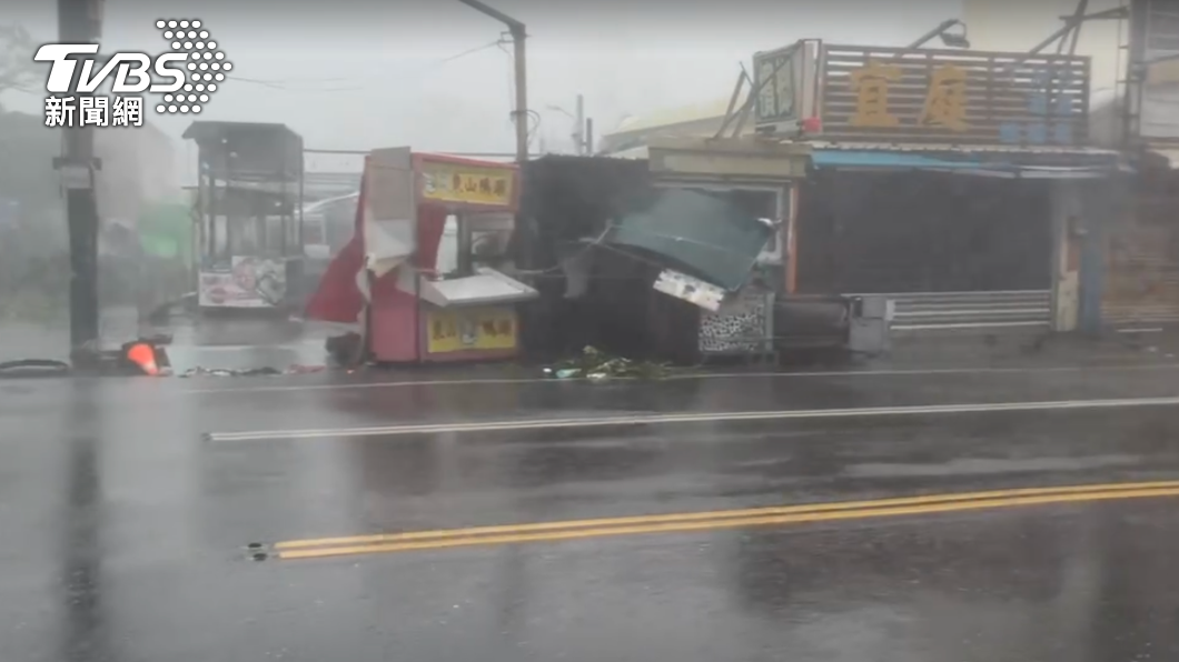 墾丁大街一早風強雨驟。(圖／李昱菫攝）