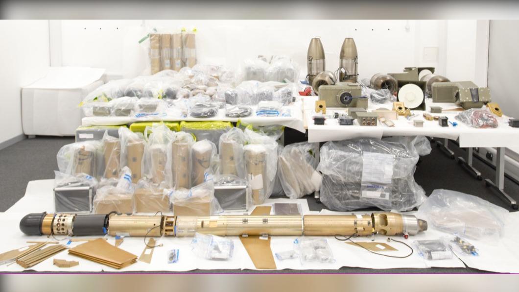 被英國海軍查扣的伊朗走私飛彈。(圖/翻攝自英國皇家海軍推特)