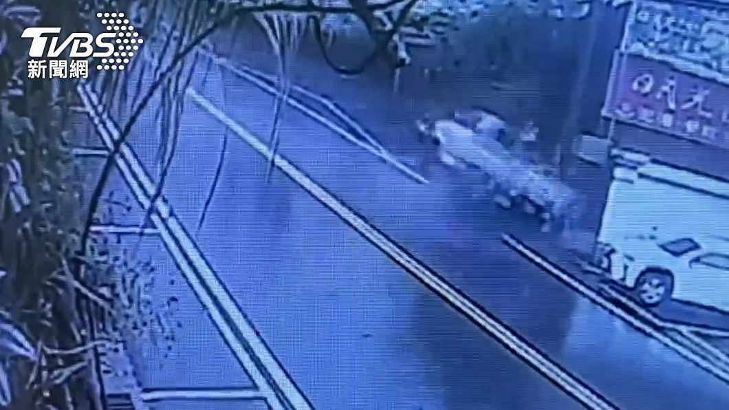 新店恐怖事故！小貨車失控打滑撞2車　乘客噴飛車外重傷