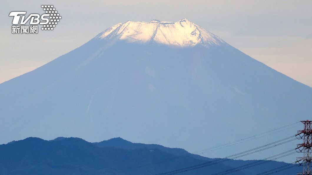 富士山化妝了!浪漫「初冠雪」戴白帽 遊客湧河口湖朝聖