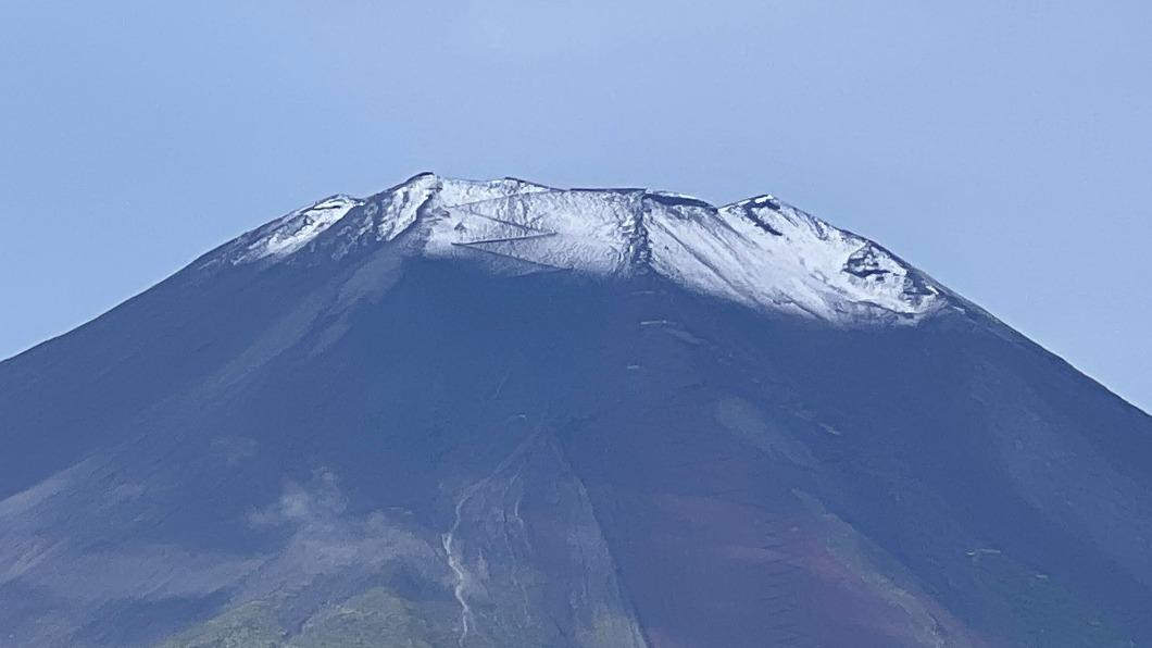 富士山的山頂被一層薄薄白色積雪覆蓋。(圖/翻攝自山中湖觀光協會推特)