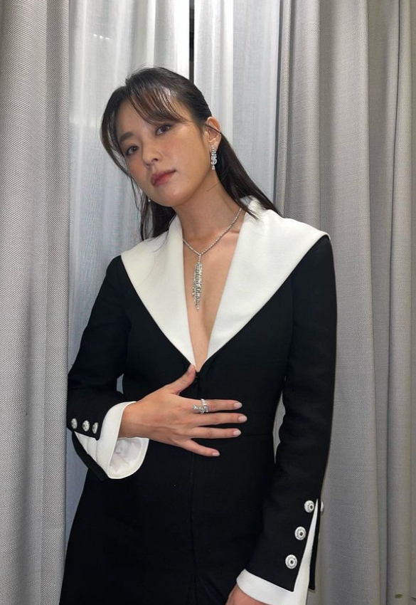 韓國女星韓孝周難得展現性感。(圖/翻攝自韓孝周 IG)