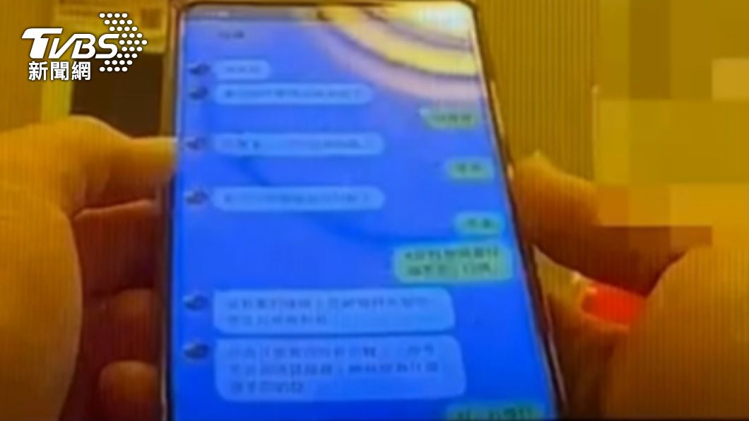 轄區員警檢視呂女與詐騙集團對話，並協助封鎖。（圖／TVBS）