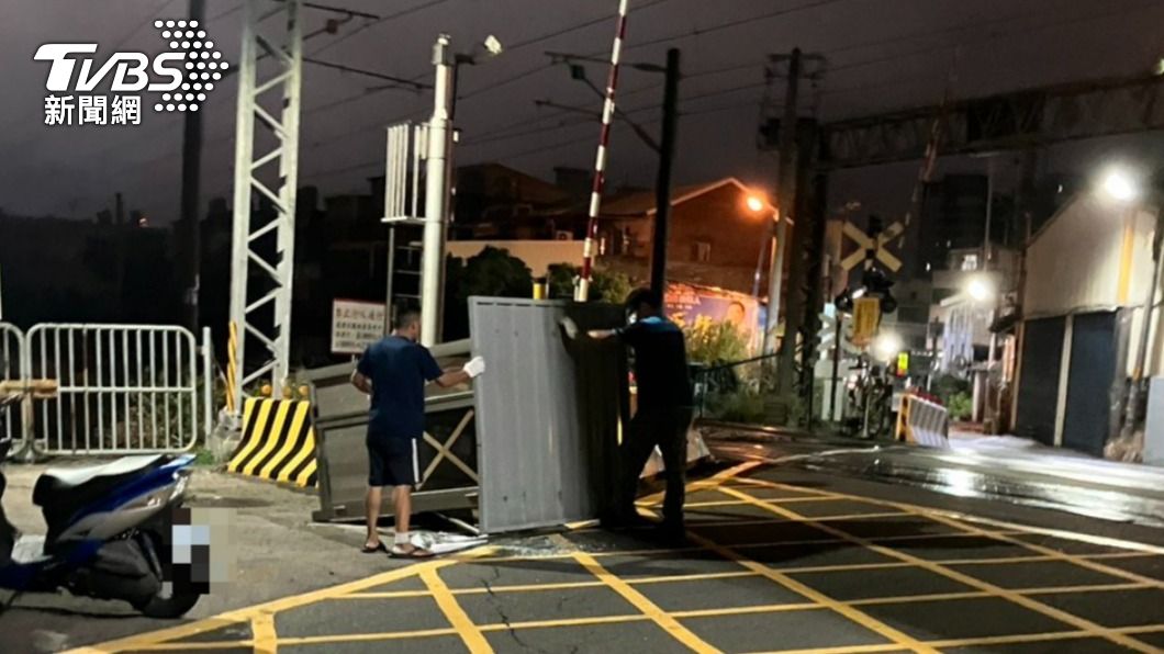 眾人協助將警衛亭移到安全的地方。（圖／TVBS）