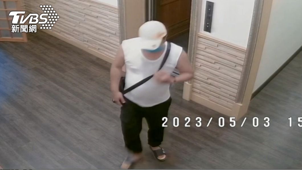 男子進入靈骨塔內。(圖/翻攝自TVBS)