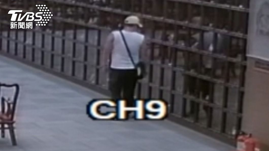 男子在往生者骨灰罈旁鬼鬼祟祟。(圖 /TVBS)