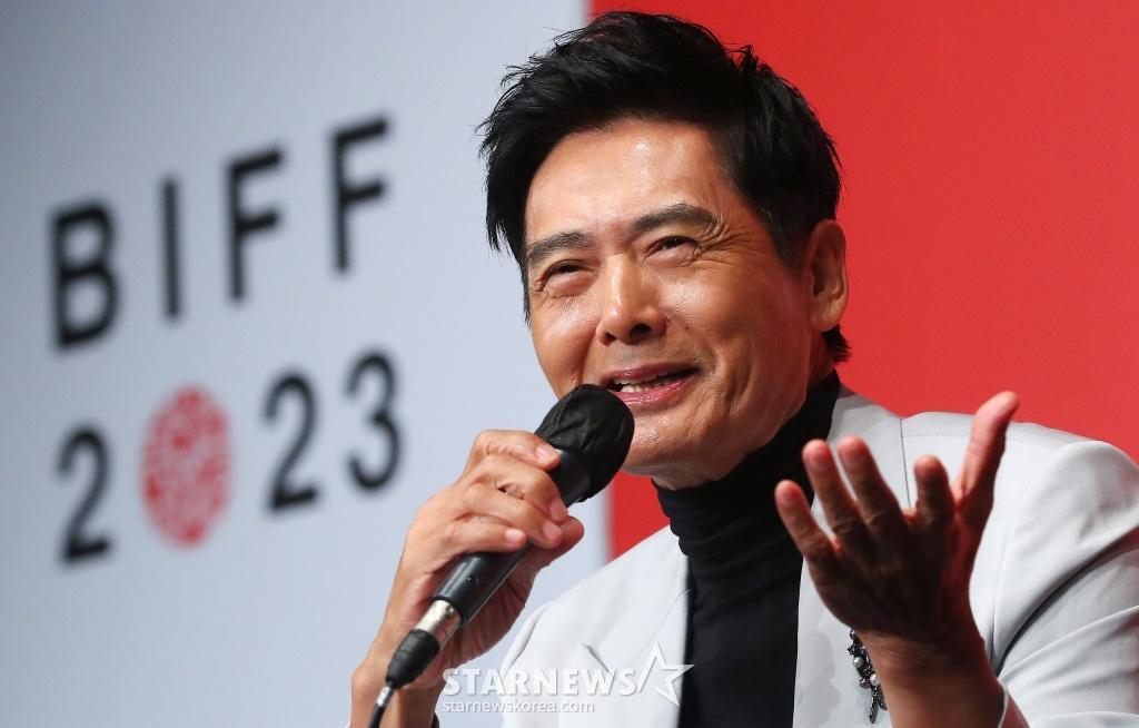 周潤發名下還有7間房產、土地,身家粗估超過41億台幣。(圖/翻攝自微博)