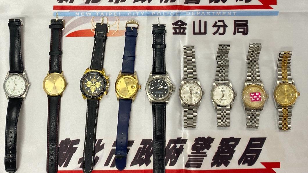 金山分局在柯嫌家中起出遭竊的9支名錶,其中就包含了勞力士手錶。(圖/金山分局提供)