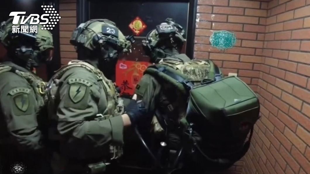 警方荷槍實彈攻堅詐騙機房。（圖／TVBS）