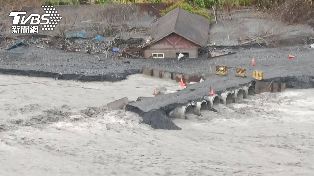 只剩一小截！南投廬山溪水暴漲小犬颱風沖走便橋　部落淪孤島
