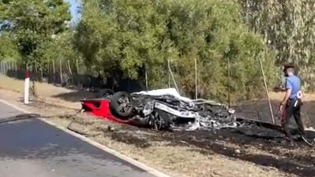 超車失控「撞爛竄火球」！法拉利慘成廢鐵　義富豪夫妻淪焦屍