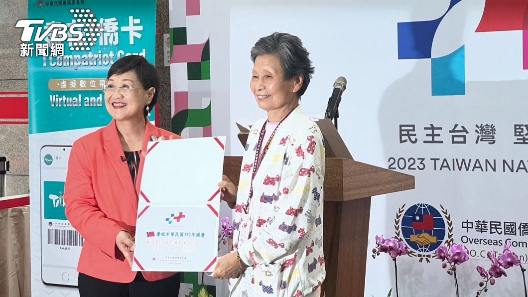 4000僑胞返台慶雙十 旅美僑胞陳羽莎第一名報到