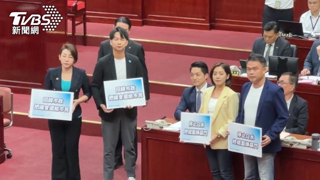 民眾黨4位北市議員舉「停止口水,終結藍綠惡鬥」牌子,呼籲回歸市政,把議會還給市民。(圖/林至柔攝)