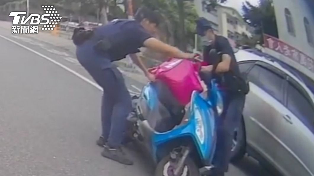 警方協助外送員將機車牽起來。(圖/TVBS)