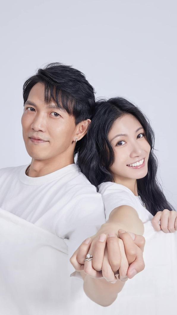 李千娜(右)分享和黃尚禾的甜蜜合照,宣布成為黃太太。(圖/翻攝自李千娜臉書)
