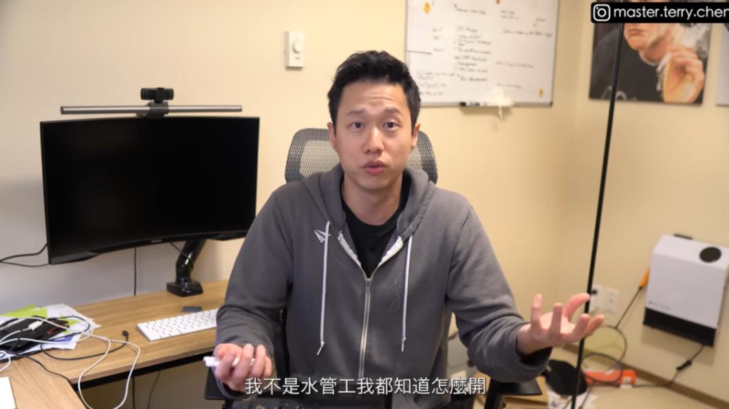 Terry傻眼維修人員不會開水管的蓋子。(圖/翻攝自HackBear 泰瑞YT頻道)