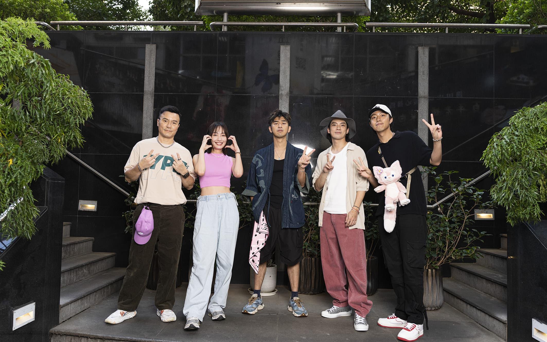 動作喜劇《還錢》今日開心舉辦殺青酒。左起李銘忠、蔡思韵、陳柏霖、林哲熹、蔡凡熙。(圖/甲上提供)