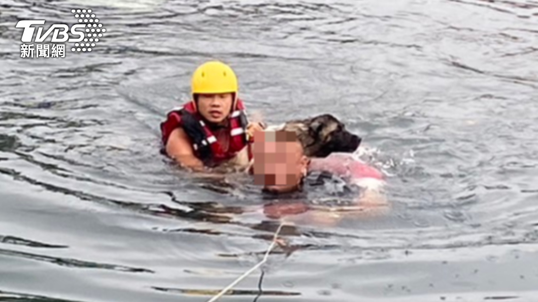 台南男駕駛小客車失控!沒剎車暴衝運河 撈出愛犬爬上車頂獲救