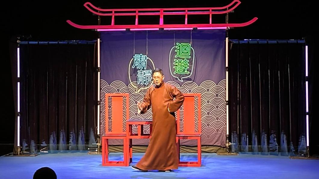 包公奇案加入時事!馮翊綱揪觀眾「吃包子看戲」曝眷村成長史