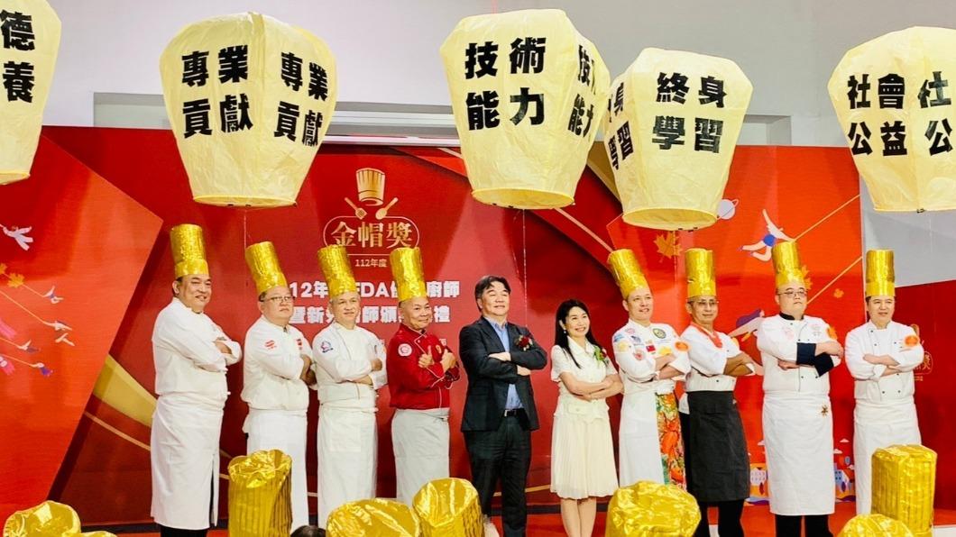 衛生福利部食品藥物管理署頒發第12屆「金帽獎」。(圖/業者提供)