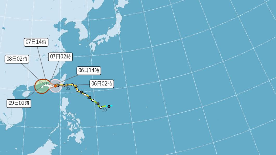 小犬颱風中心昨日掠過鵝鑾鼻之後進入台灣海峽南部,順利向西移動。(圖/中央氣象署)