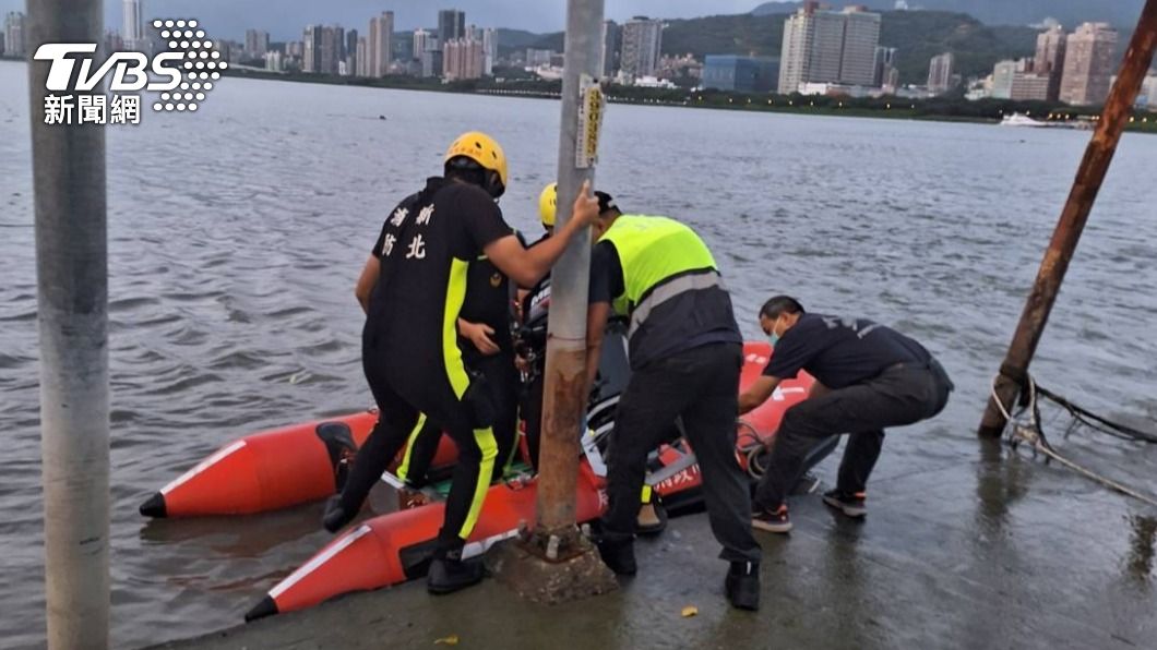 警消出動船艇將跳河的潘男救起。(圖/TVBS)
