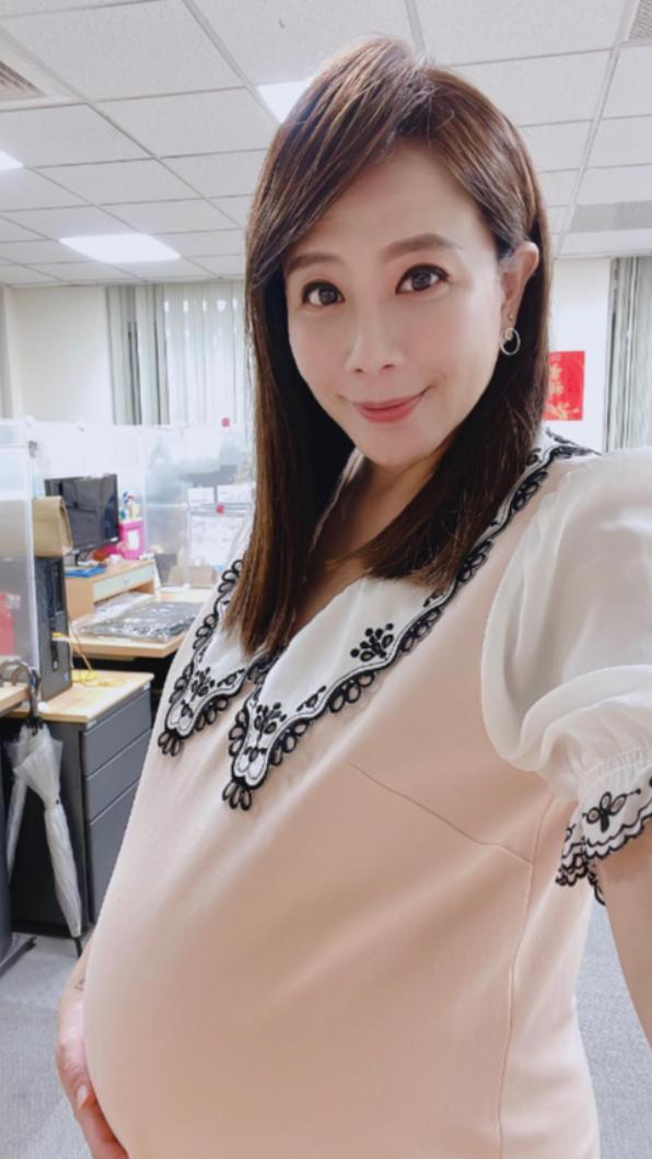 秦綾謙目前懷孕33周,依舊挺著大肚播報。(圖/翻攝自秦綾謙IG)