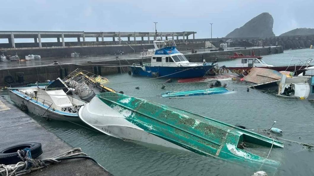 蘭嶼開元港船隻翻覆沉沒。(圖/臉書賴坤成提供)