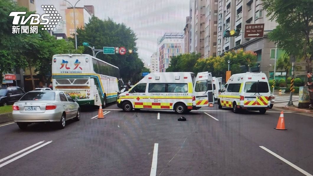 台北市承德路稍早傳出機車事故,造成1名男騎士一度命危。(圖/TVBS)