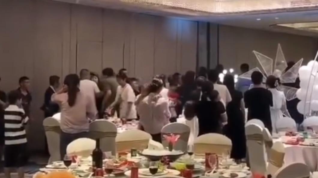 婚宴上一團亂。(圖 / 翻攝自微博)