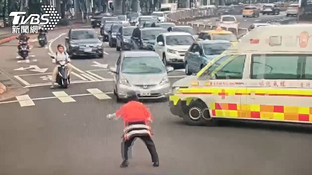 監視器拍下撞擊過程。(圖/TVBS)