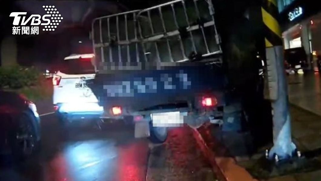 濱江街拓海!不耐北市大塞車 小貨車「人行道模式」狂飆百米