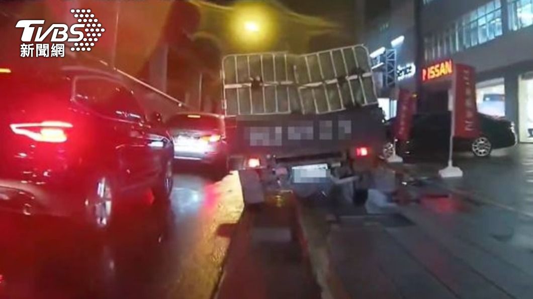 小貨車因不耐久候,竟然直接將車輛開上人行道狂飆。(圖/翻攝社會事新聞網)