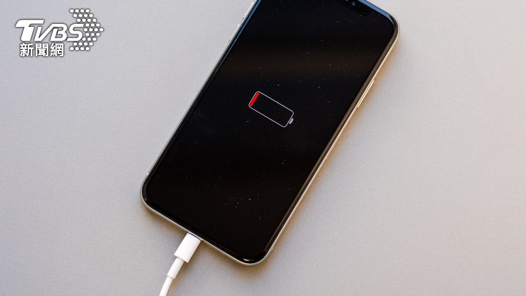 iPhone無法正常充電,恐是電池損壞膨脹,應盡快送修。(示意圖/shutterstock達志影像)