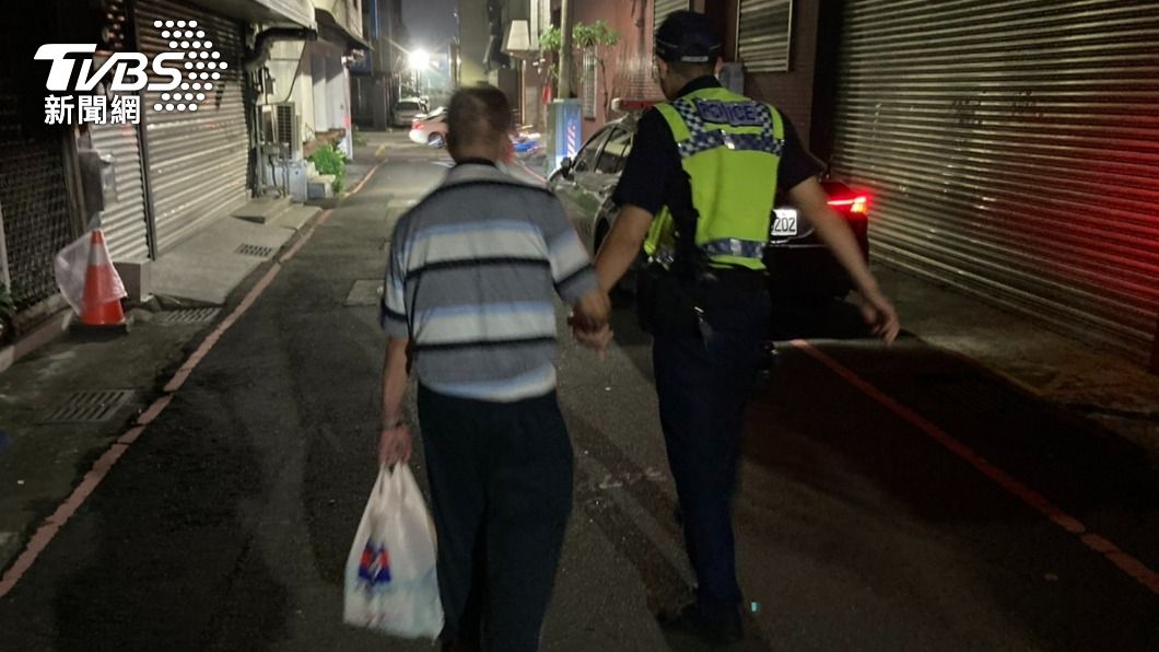 台中9旬翁買完洗衣粉忘怎回家 長腿帥警暖牽安撫找回返家路