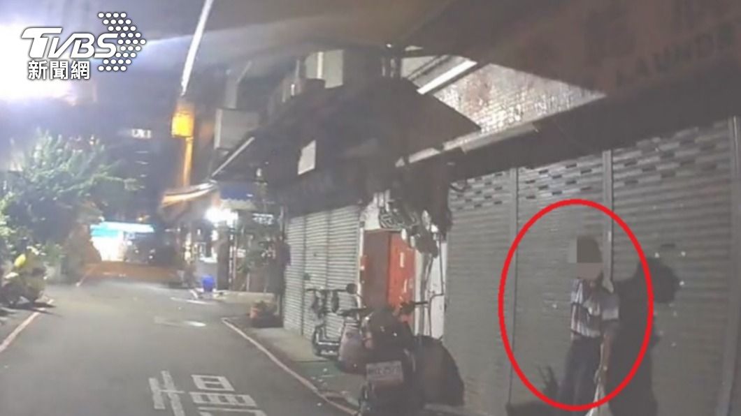 老翁無助地站在店門口。(圖/TVBS)