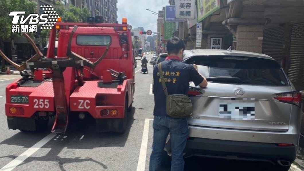 桃園男欠罰金又欠勞健保不繳 見愛車真遭查封拖吊立馬現身